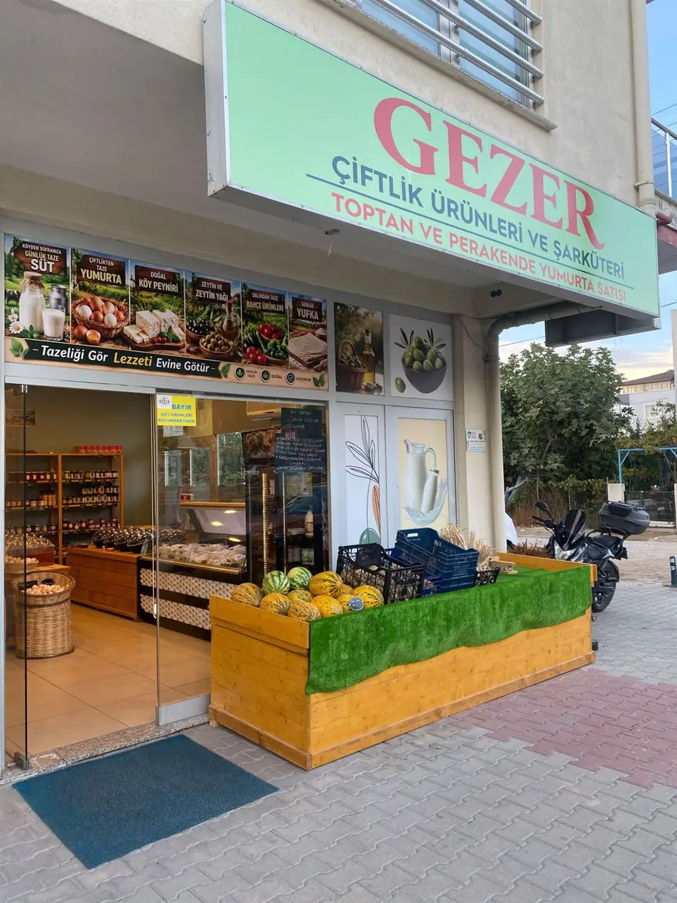 Gezer tabelası ve dükkânın açık kapısı, soldan görünüm