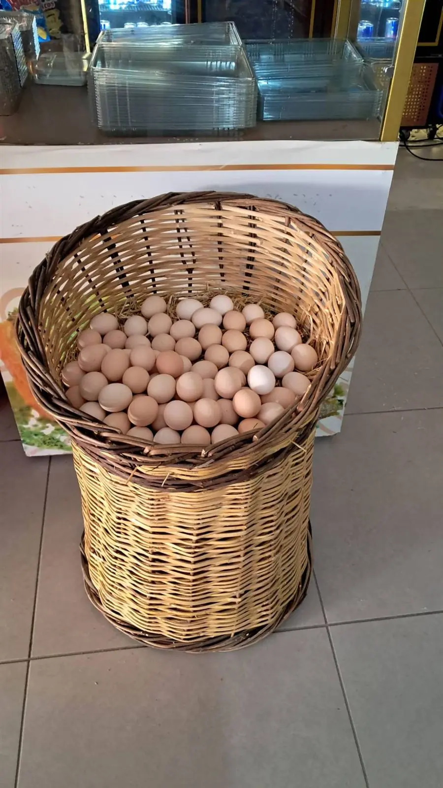 Hasır sepette samanın üzerinde günlük taze yumurtalar